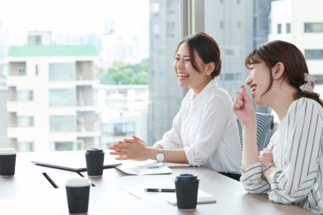 女性が明るい職場環境